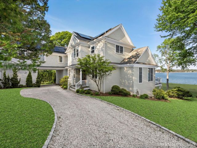  5 BR,  5.00 BTH &nbsp;Contemporary style home in Hampton Bays