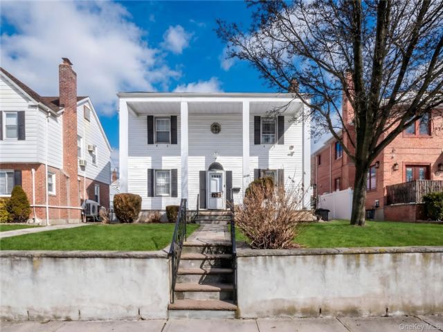  3 BR,  3.00 BTH &nbsp;Colonial style home in Fresh Meadows