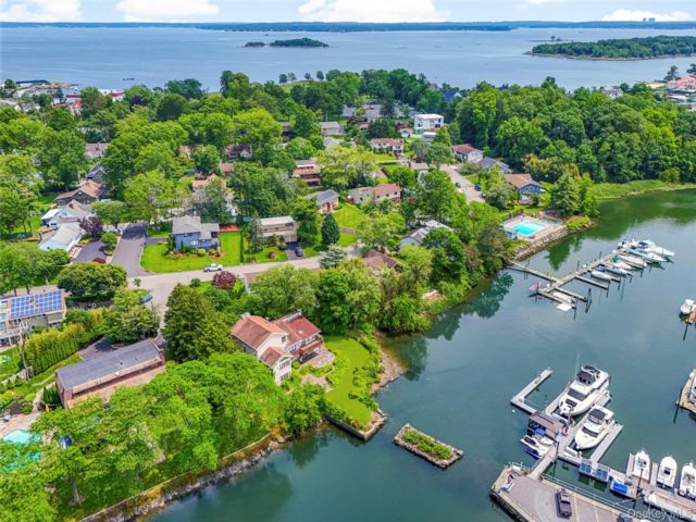  5 BR,  5.00 BTH &nbsp;Split ranch style home in New Rochelle