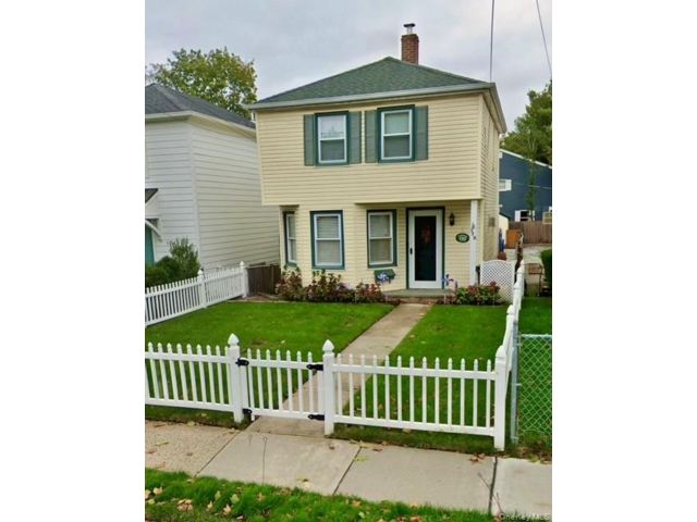  2 BR,  1.00 BTH &nbsp;Colonial style home in Locust Valley