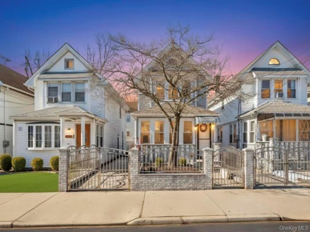  3 BR,  2.00 BTH &nbsp;Colonial style home in South Ozone Park