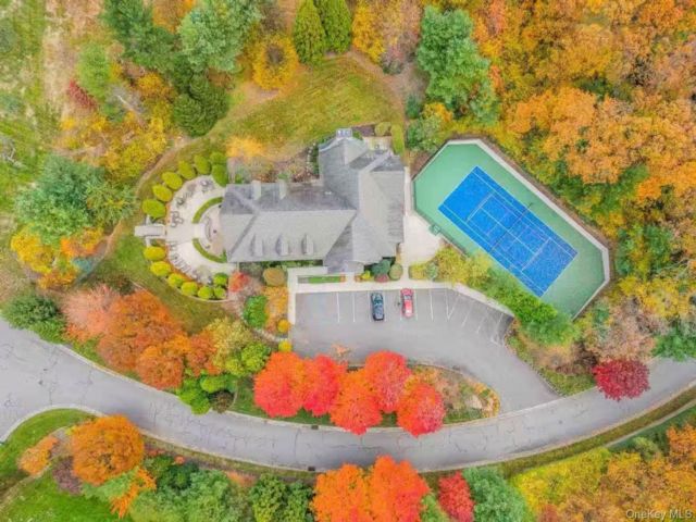  5 BR,  6.00 BTH &nbsp;Colonial style home in Muttontown