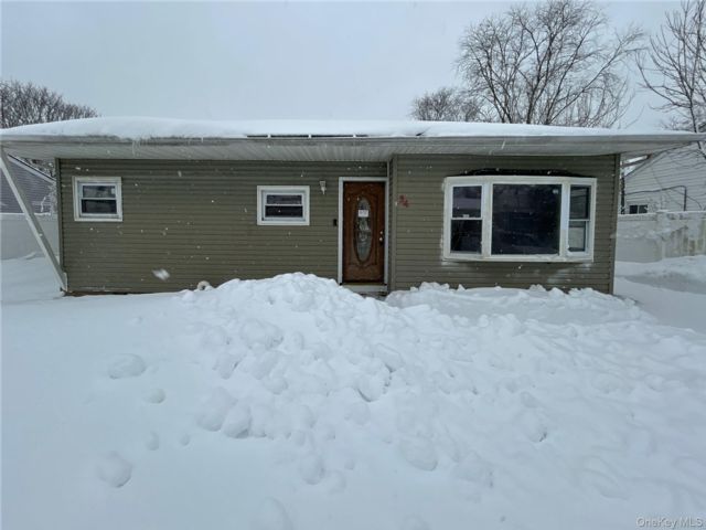  4 BR,  1.00 BTH &nbsp;Ranch style home in Amityville