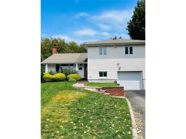  3 BR,  2.00 BTH &nbsp;Split level style home in Syosset