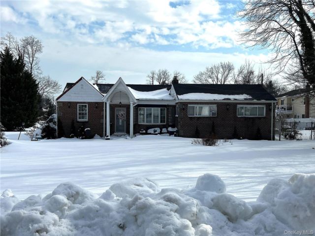  3 BR,  2.00 BTH &nbsp;Ranch style home in Wheatley Heights