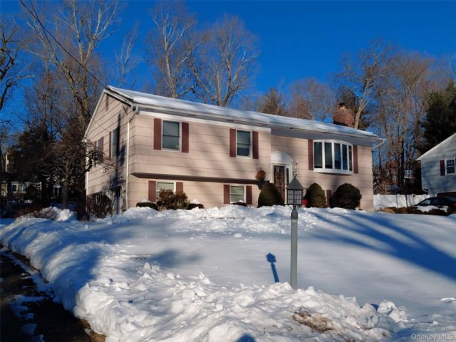  4 BR,  3.00 BTH &nbsp;Raised ranch style home in Valley Cottage