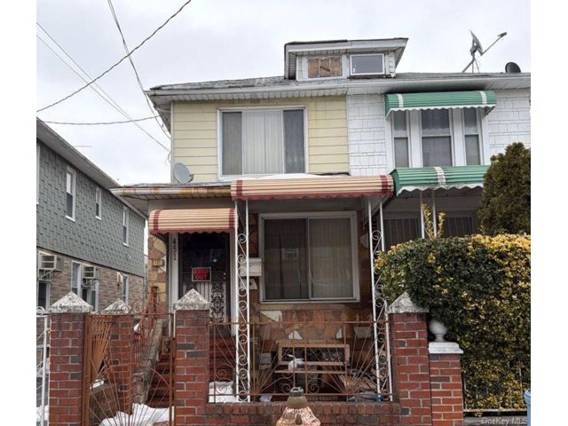  3 BR,  2.00 BTH &nbsp;Colonial style home in East Flatbush