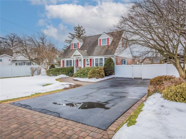  4 BR,  2.00 BTH &nbsp;Exp cape style home in Commack