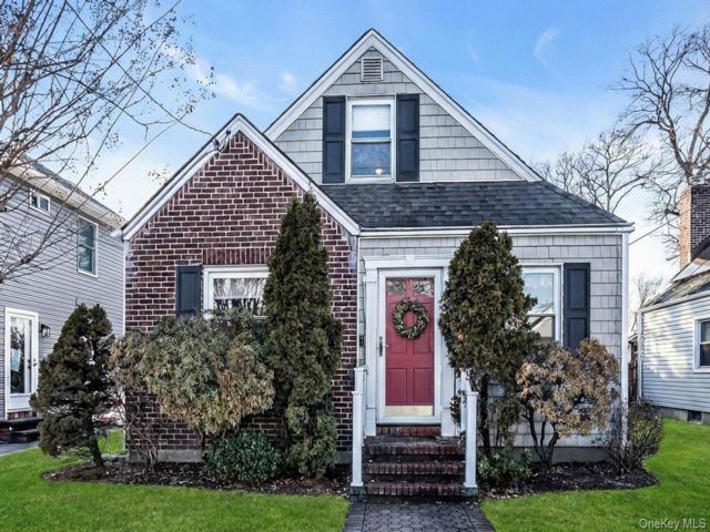  3 BR,  1.00 BTH &nbsp;Cape cod style home in Franklin Square