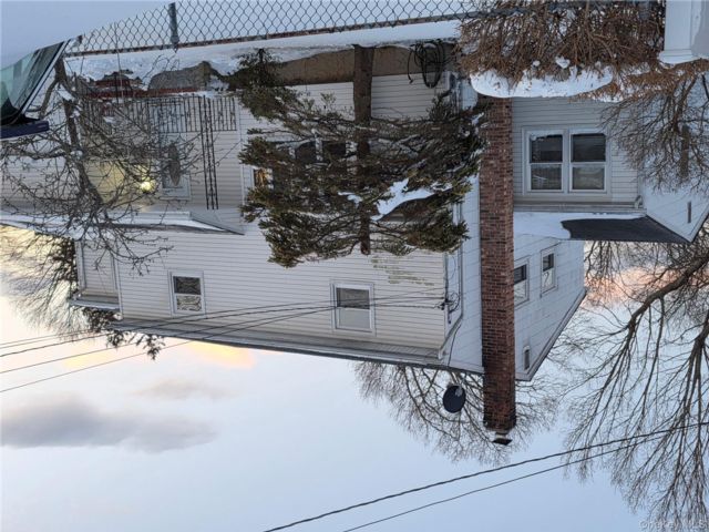  5 BR,  3.00 BTH &nbsp;Colonial style home in Deer Park