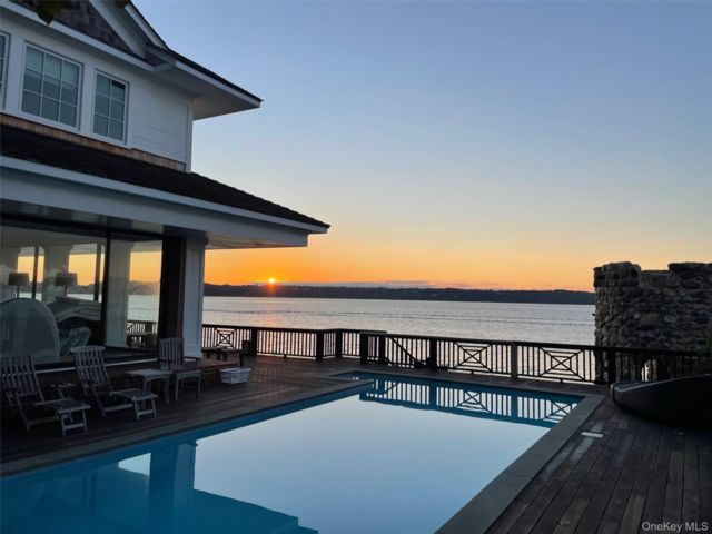  5 BR,  5.00 BTH &nbsp;Traditional style home in Oyster Bay