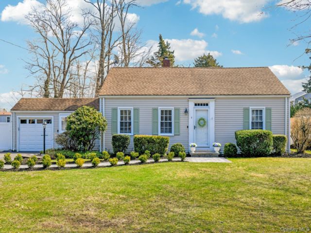  3 BR,  2.00 BTH &nbsp;Exp cape style home in Setauket