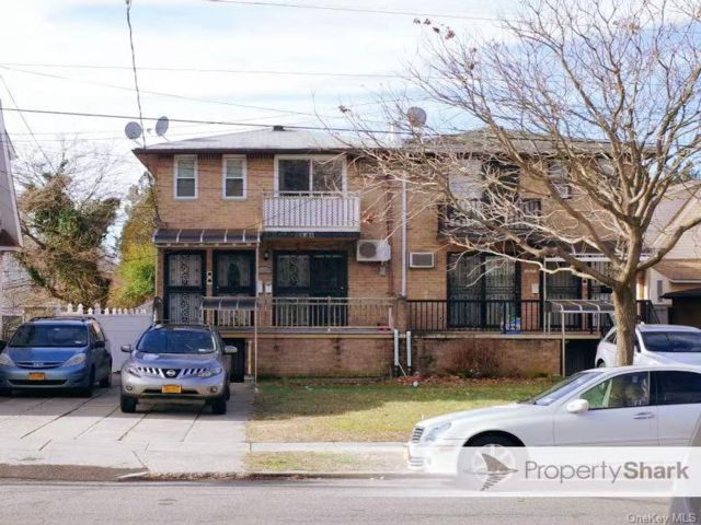  3 BR,  2.00 BTH &nbsp;Colonial style home in Bayside