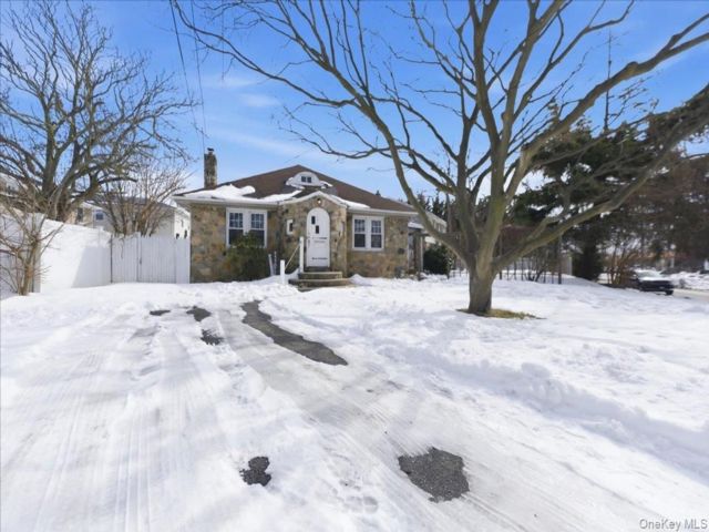  4 BR,  2.00 BTH &nbsp;Ranch style home in Farmingdale