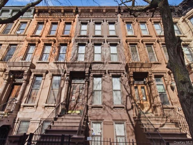 4 BR,  3.00 BTH &nbsp;House style home in New York (manhattan)
