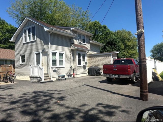  3 BR,  3.00 BTH &nbsp;Other style home in West Babylon
