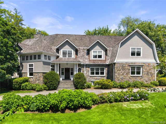  6 BR,  7.00 BTH &nbsp;Colonial style home in Scarsdale