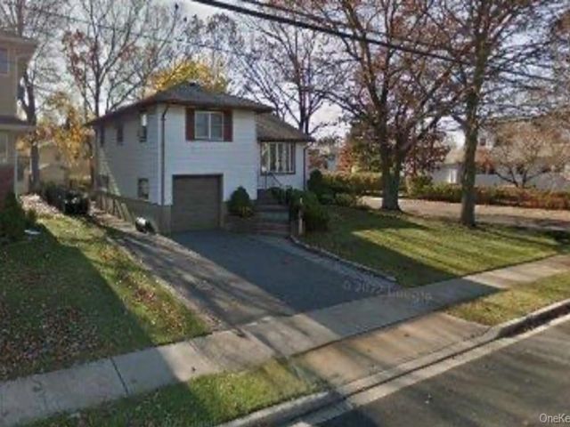  3 BR,  2.00 BTH &nbsp;Split level style home in Massapequa