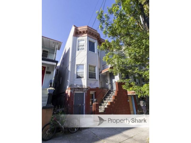 18 BR, 32.00 BTH &nbsp;House style home in Parkchester