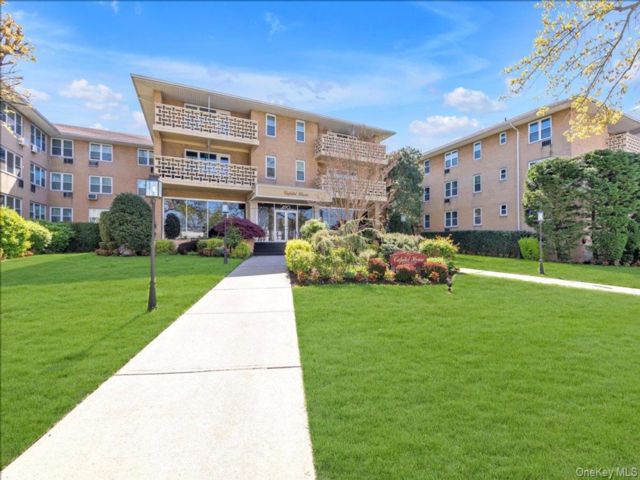  3 BR,  2.00 BTH &nbsp;Other style home in East Rockaway