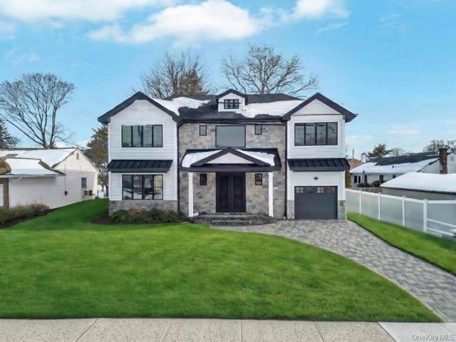  5 BR,  5.00 BTH &nbsp;Colonial style home in East Meadow