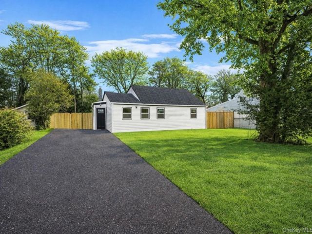  3 BR,  2.00 BTH &nbsp;A-frame style home in Central Islip