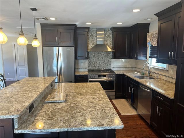  3 BR,  3.00 BTH &nbsp;Hi ranch style home in Rockville Centre