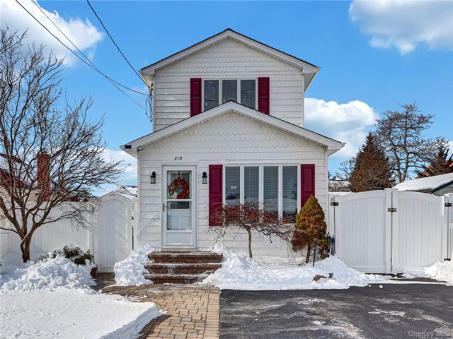  2 BR,  2.00 BTH &nbsp;Colonial style home in West Islip