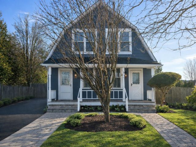  2 BR,  1.00 BTH &nbsp;Colonial style home in West Islip