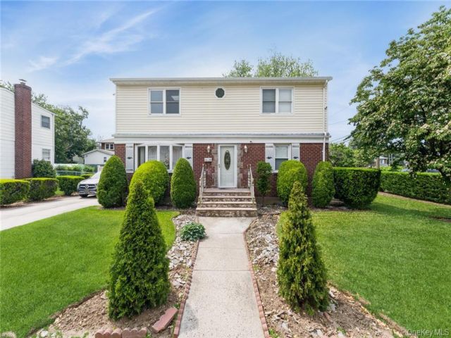  7 BR,  3.00 BTH &nbsp;Colonial style home in Elmont