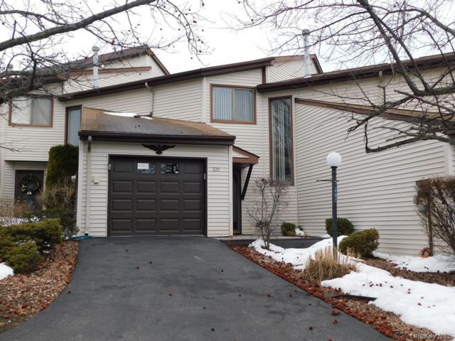  2 BR,  3.00 BTH &nbsp;Contemporary style home in New Windsor