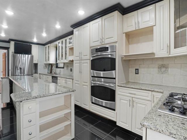  3 BR,  2.00 BTH &nbsp;Colonial style home in Jamaica