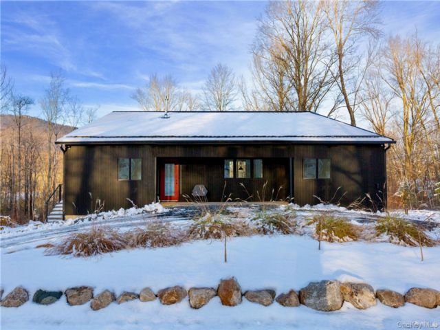  2 BR,  2.00 BTH &nbsp;Contemporary style home in Wallkill