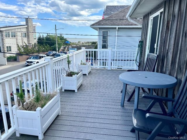  3 BR,  2.00 BTH &nbsp;Colonial style home in Long Beach