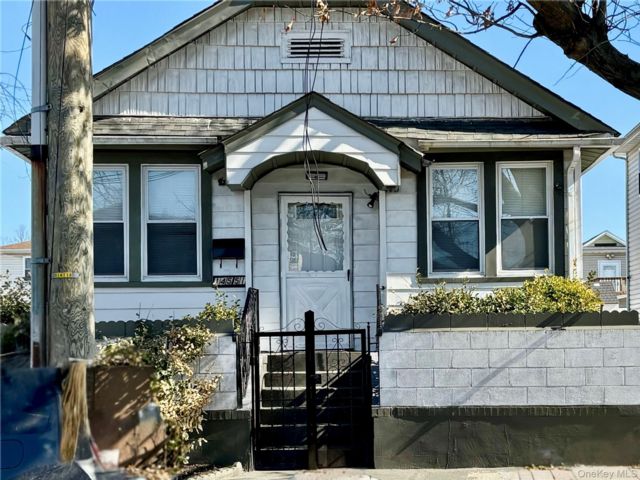  4 BR,  2.00 BTH &nbsp;Colonial style home in Jamaica