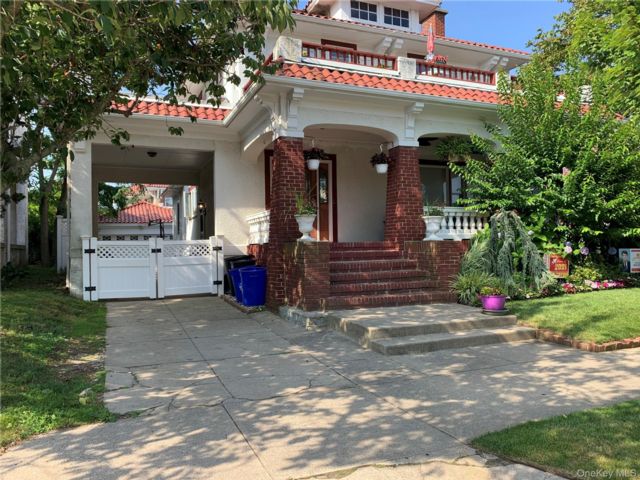  2 BR,  2.00 BTH &nbsp;Colonial style home in Long Beach