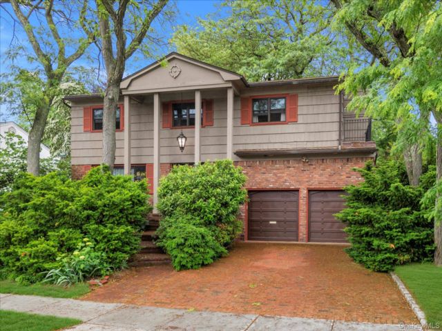  5 BR,  4.00 BTH &nbsp;Splanch style home in North Woodmere