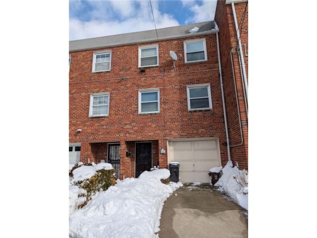  3 BR,  2.00 BTH &nbsp;Condo style home in Far Rockaway