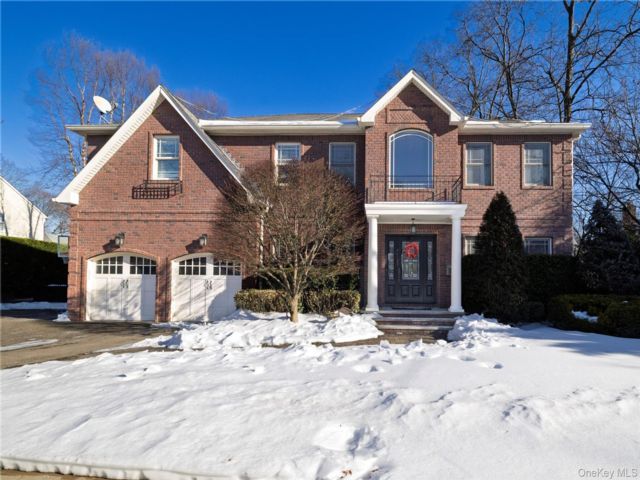  5 BR,  5.00 BTH &nbsp;Colonial style home in Rockville Centre