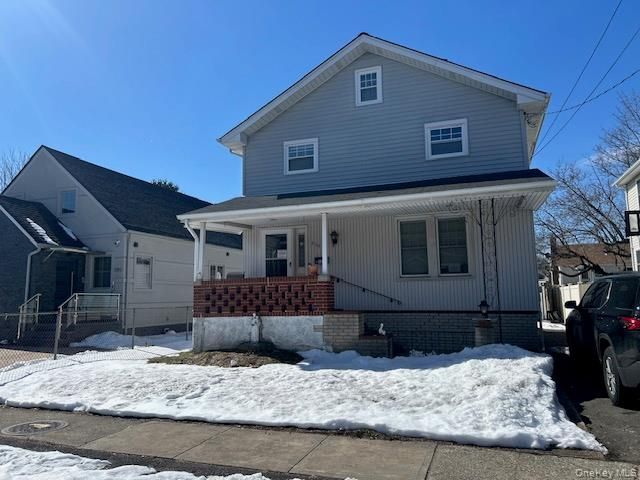  4 BR,  2.00 BTH &nbsp;Colonial style home in Hewlett