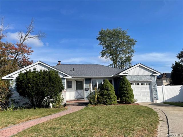  3 BR,  2.00 BTH &nbsp;Ranch style home in Valley Stream