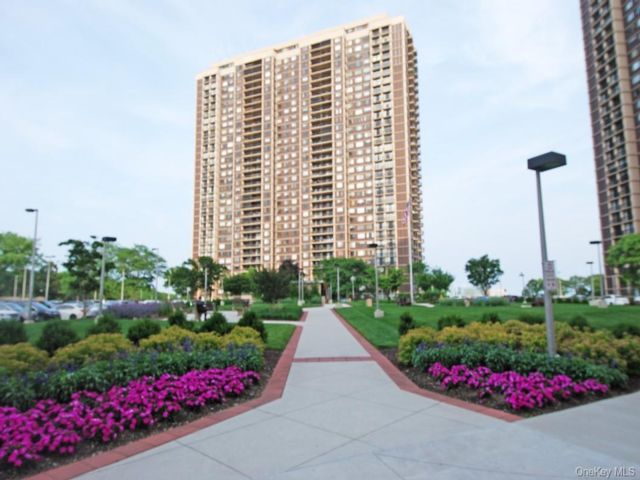 2 BR,  3.00 BTH &nbsp;High rise style home in Floral Park