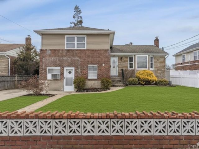  3 BR,  3.00 BTH &nbsp;Split level style home in East Meadow