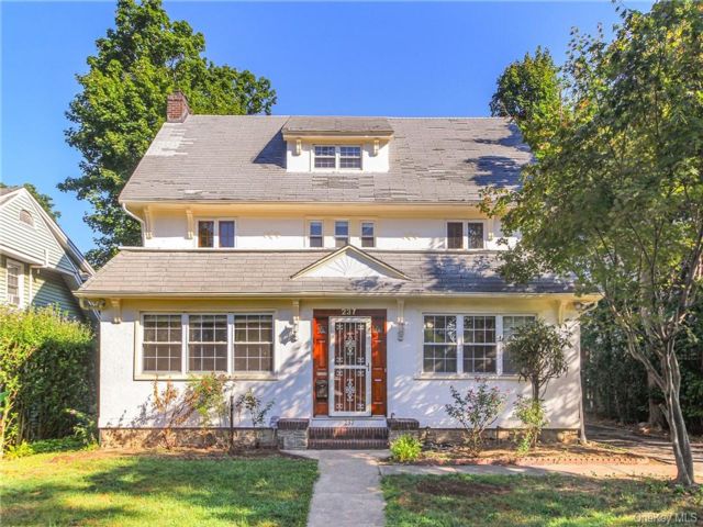  5 BR,  4.00 BTH &nbsp;Colonial style home in New Rochelle