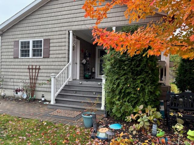  2 BR,  2.00 BTH &nbsp;Ranch style home in Riverhead