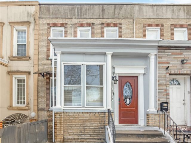  8 BR,  3.00 BTH &nbsp;House style home in Maspeth