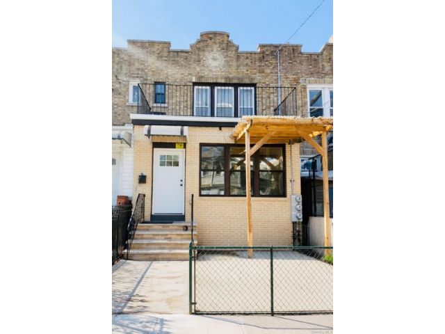  5 BR,  2.00 BTH &nbsp;House style home in Cypress Hills