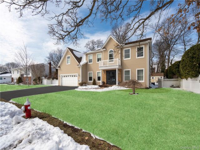  6 BR,  3.00 BTH &nbsp;Colonial style home in Plainview