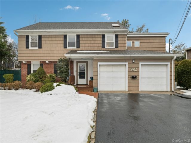  4 BR,  4.00 BTH &nbsp;Colonial style home in Woodmere