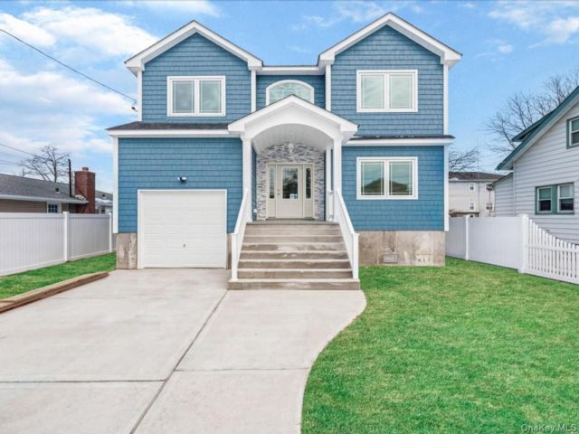  4 BR,  3.00 BTH &nbsp;Colonial style home in East Rockaway